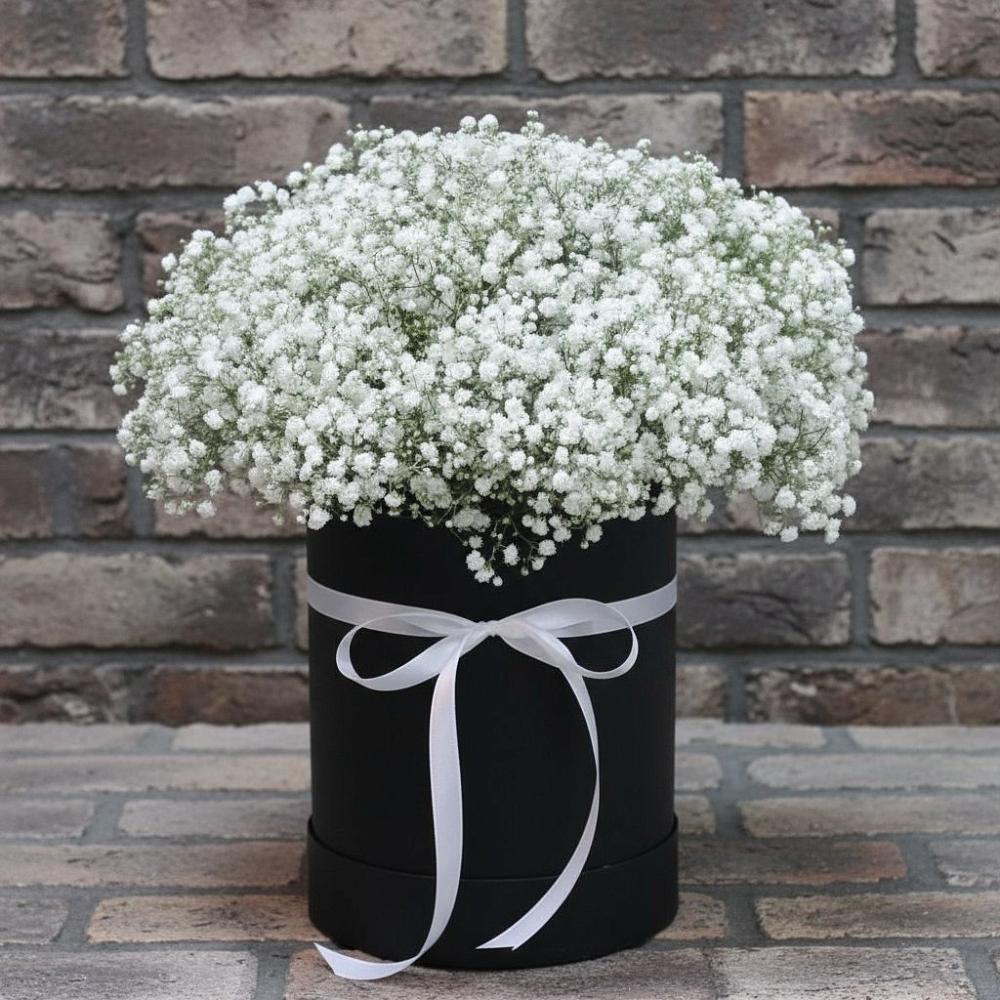 Цветочная композиция из Гипсофила в шляпной коробке в Прохоровке