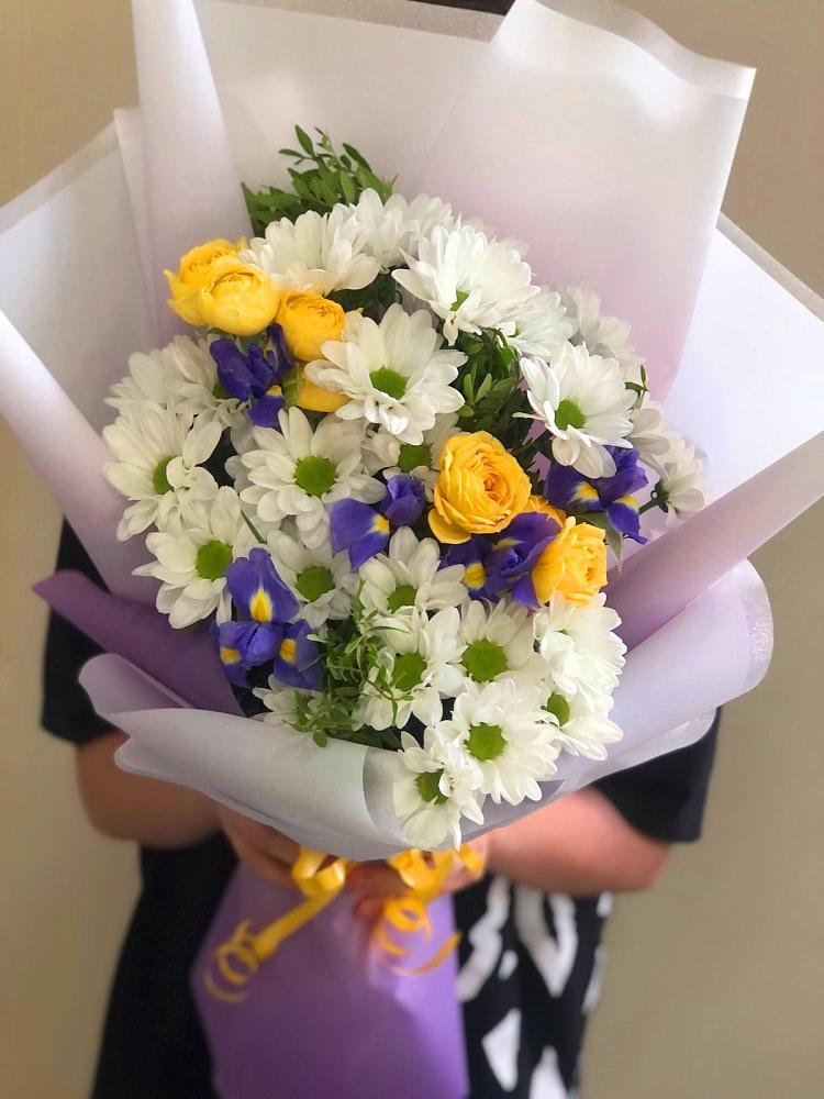 Букет цветов из: Ирисы, Хризантемы и Розы в Прохоровке