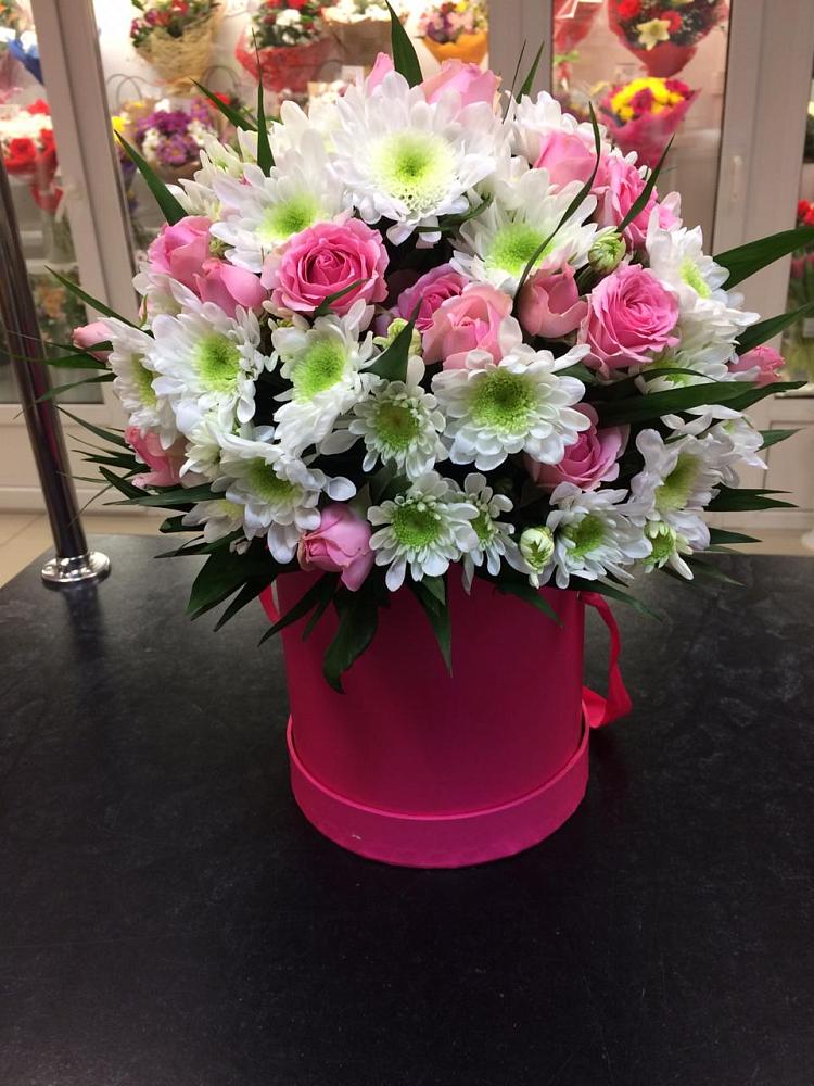 Цветочная композиция из Розы и Хризантемы в шляпной коробке в Прохоровке