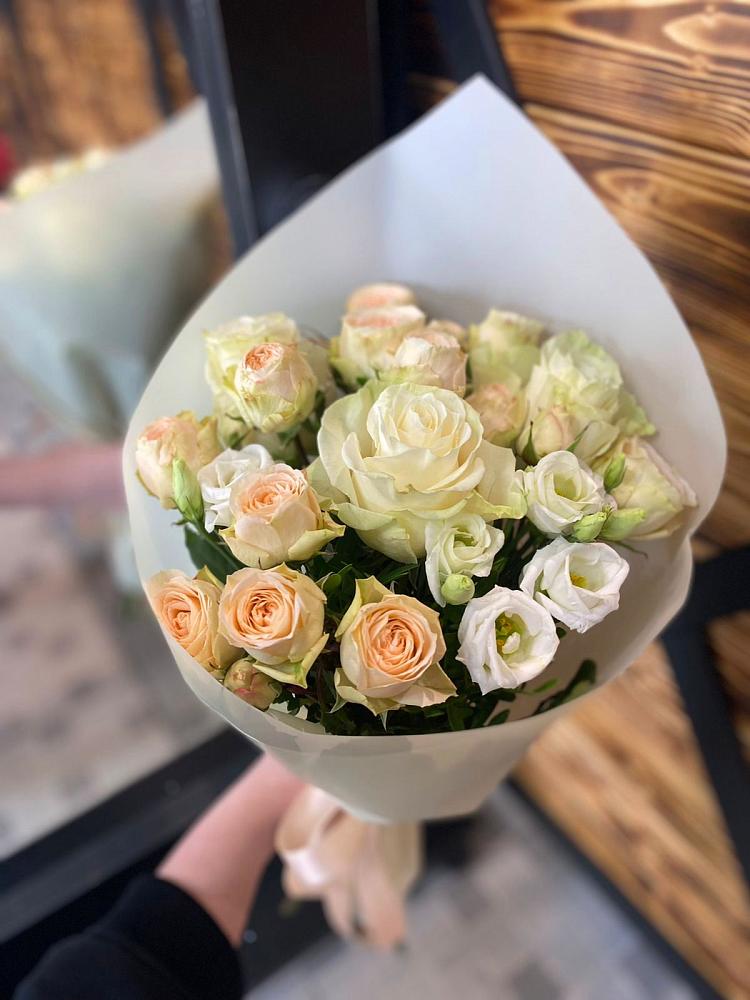 Букет цветов из: Розы и Лизиантусы в Прохоровке